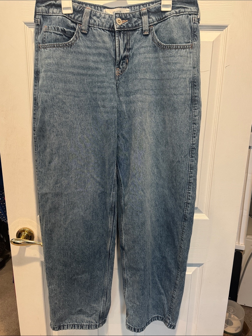 Hollister women’s low-rise Taper Baggy 12L. W31